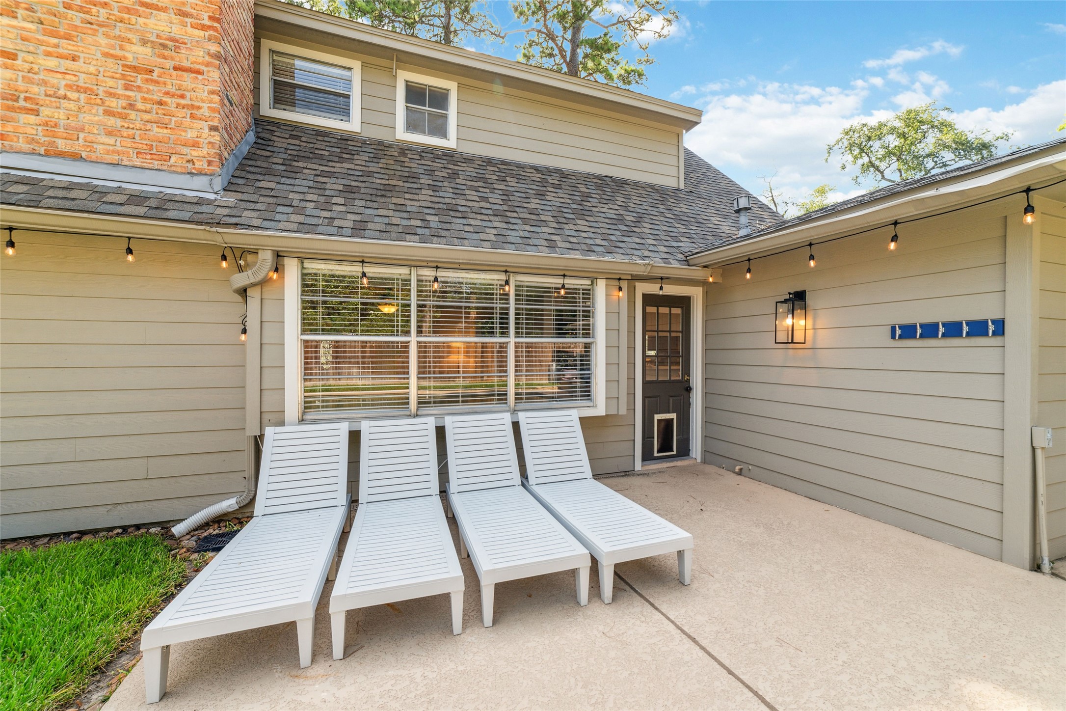 563 Landfall Lane Conroe, TX 77302 - Photo 5 of 25 a balcony with table and chairs