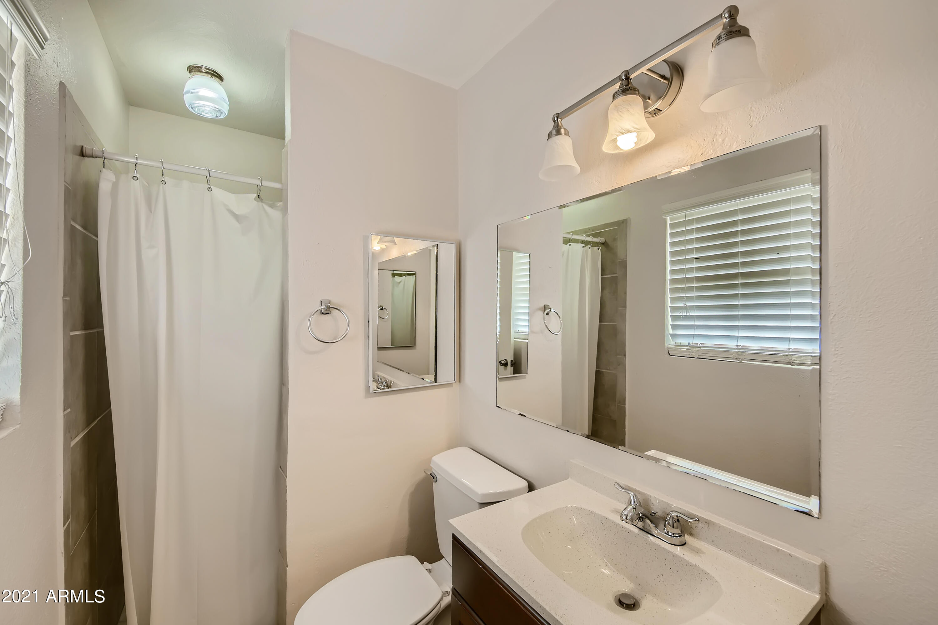 3502 West Lawrence Road Phoenix, AZ 85019 - Photo 7 of 11 15 Primary Bathroom