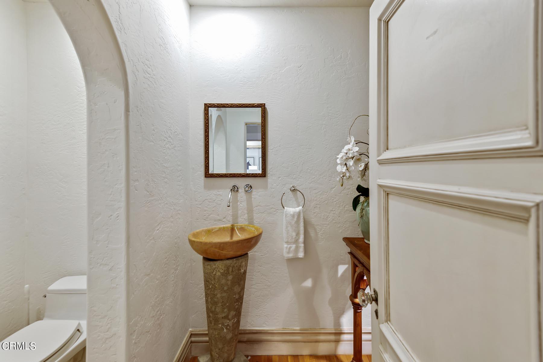 695 Holladay Road Pasadena, CA 91106 - Photo 8 of 44 a bathroom with a toilet a sink and mirror