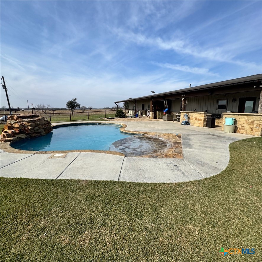 1747 Cr 139 Loop Cameron, TX 76520 - Photo 27 of 42 a view of a swimming pool with a yard