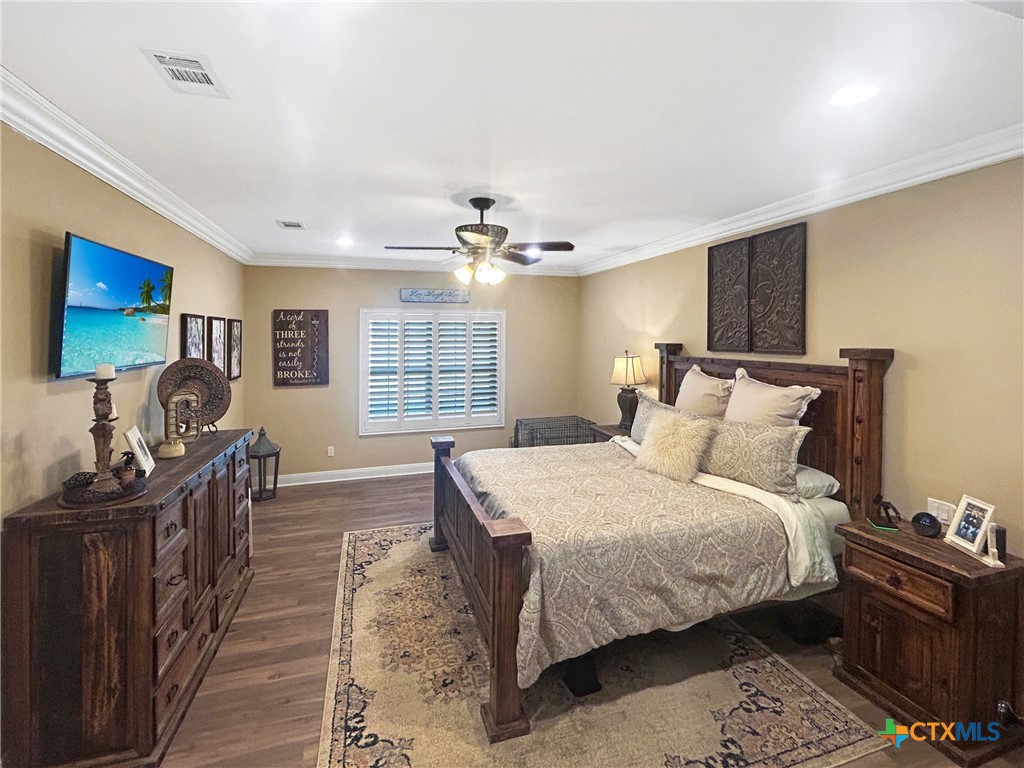 1747 Cr 139 Loop Cameron, TX 76520 - Photo 10 of 42 a bedroom with bed and flat screen tv
