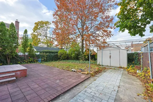 a view of a backyard