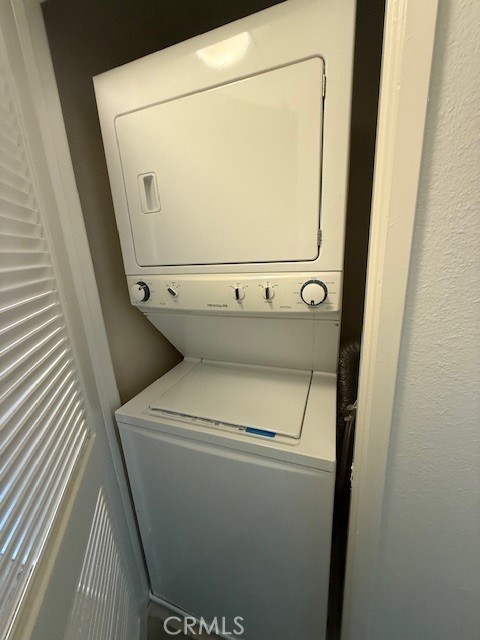 27648 Susan Beth Way, Unit H Saugus, CA 91350 - Photo 12 of 21 a utility room with dryer and washer