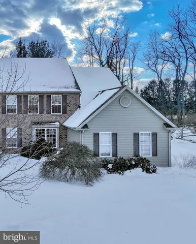 $460,000 | 2073 Rolling Meadow Drive, Macungie, PA 18062