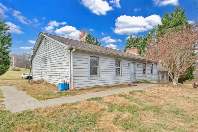 a view of a house with a yard