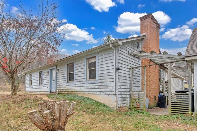 a view of a house with a yard