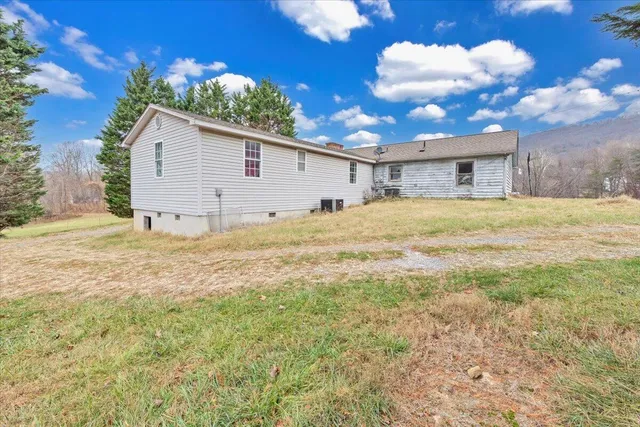 a view of a house with a yard and garage