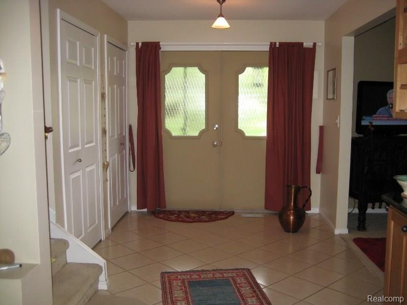 4263 Timberview Drive Howell, MI 48843 - Photo 6 of 26 Foyer (800x600).jpg