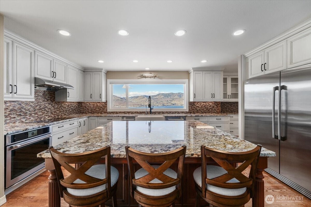333 Highpoint Place Chelan, WA 98816 - Photo 12 of 40 a kitchen with a dining table chairs and refrigerator