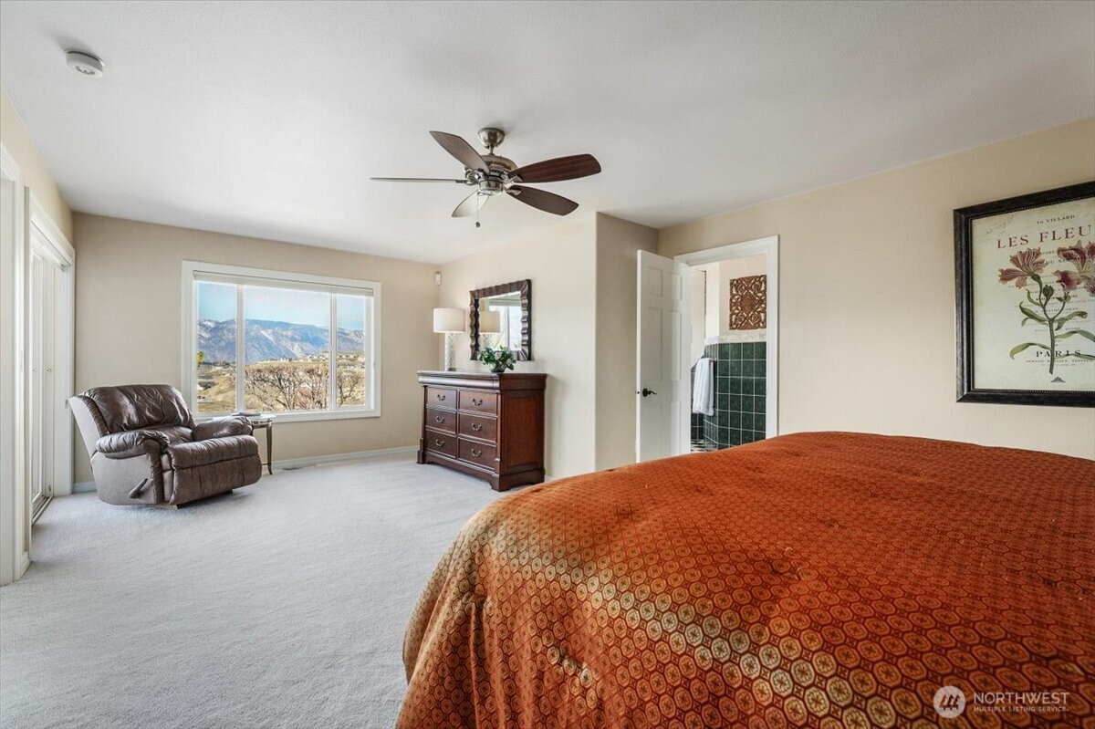 333 Highpoint Place Chelan, WA 98816 - Photo 19 of 40 a spacious bedroom with a bed and a couch