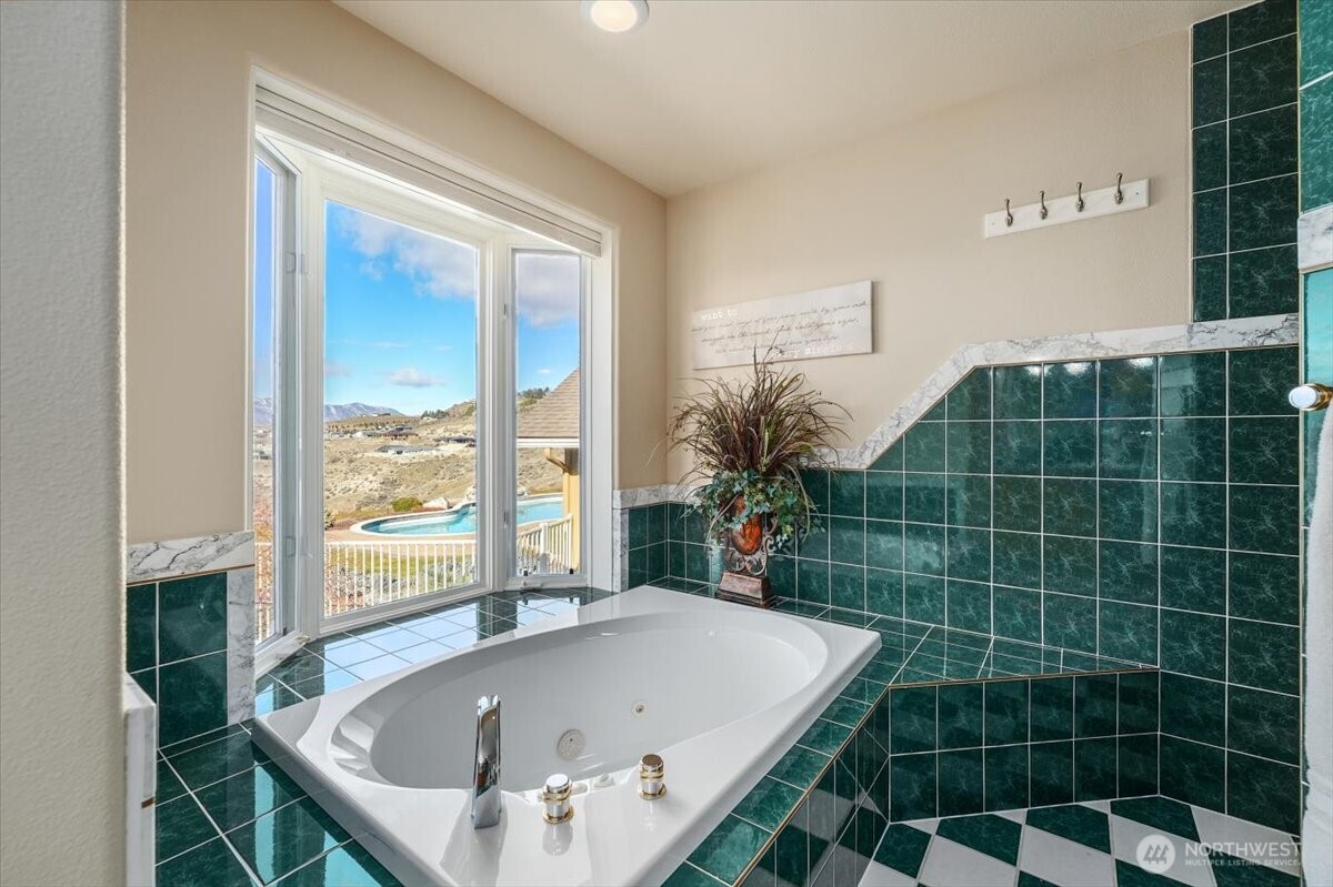 333 Highpoint Place Chelan, WA 98816 - Photo 21 of 40 a bathroom with a tub and shower