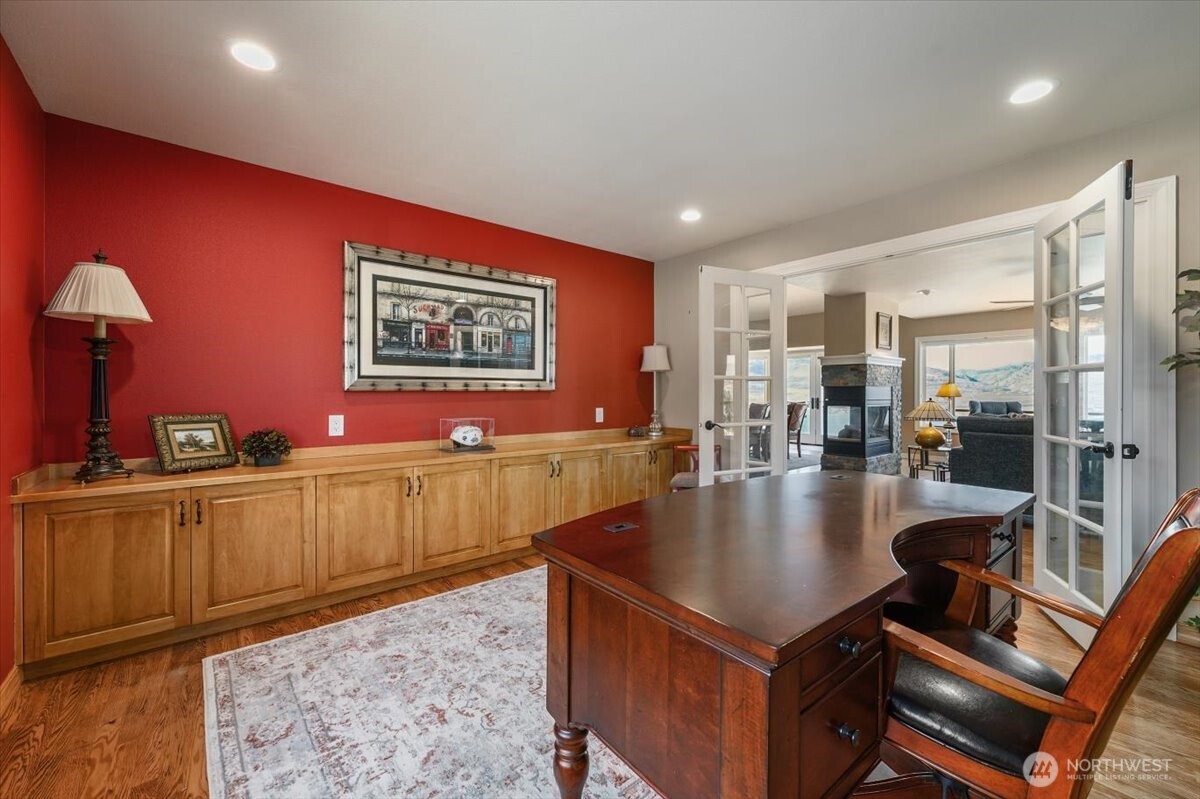 333 Highpoint Place Chelan, WA 98816 - Photo 22 of 40 a living room with stainless steel appliances granite countertop a couch a dining table and chairs with wooden floor
