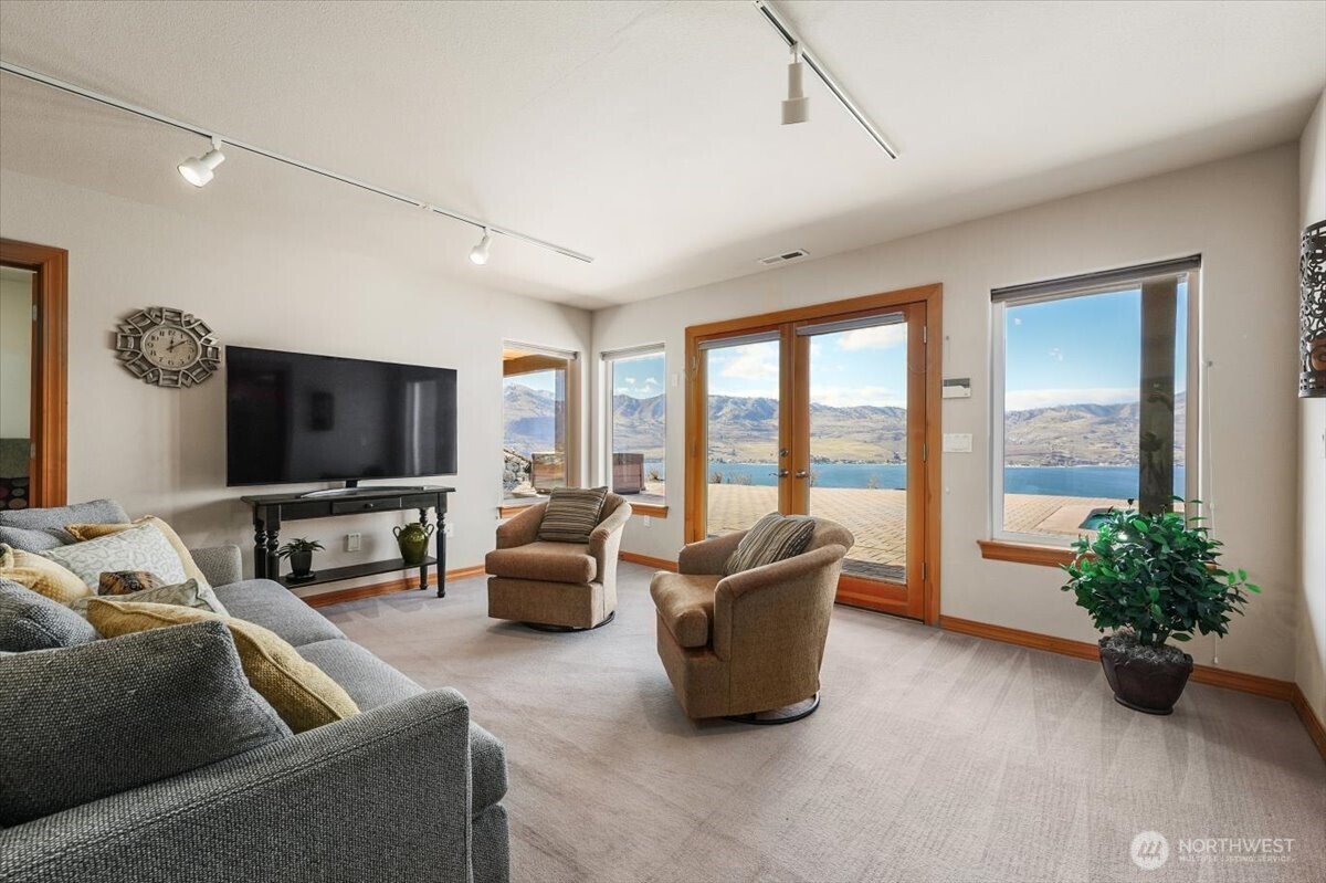 333 Highpoint Place Chelan, WA 98816 - Photo 24 of 40 a living room with furniture and a flat screen tv