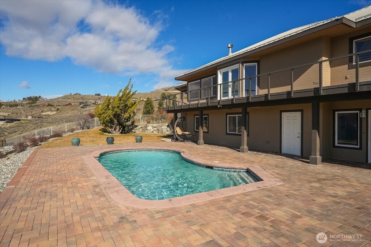 333 Highpoint Place Chelan, WA 98816 - Photo 26 of 40 a front view of a house with a yard