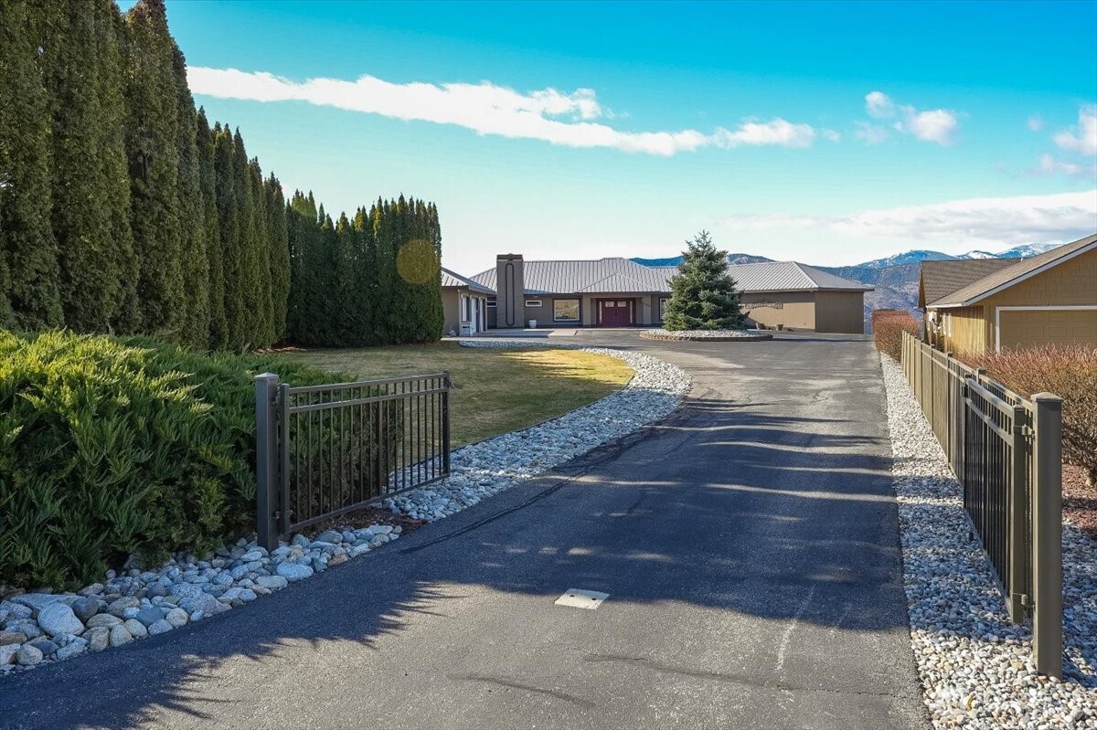 333 Highpoint Place Chelan, WA 98816 - Photo 6 of 40 a view of a basketball court