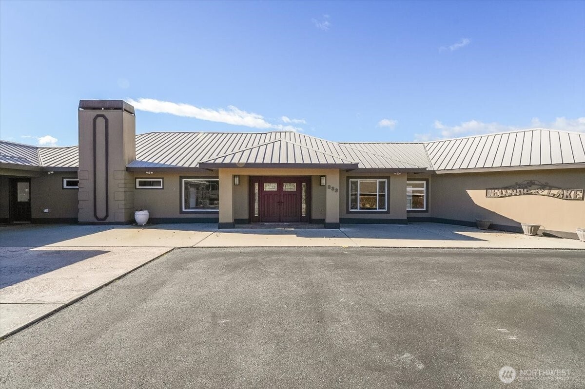 333 Highpoint Place Chelan, WA 98816 - Photo 8 of 40 a front view of a building with a garden