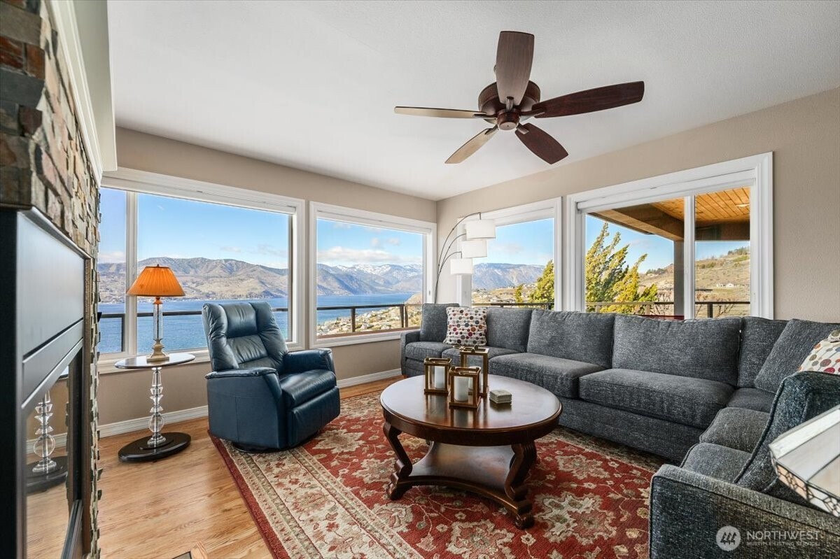 333 Highpoint Place Chelan, WA 98816 - Photo 9 of 40 a living room with furniture and a large window