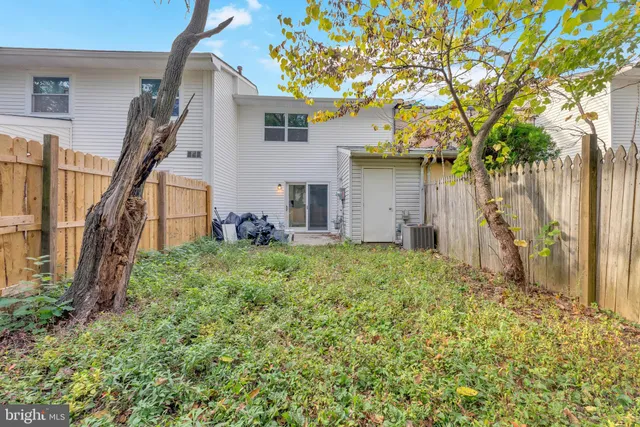 a view of a house with backyard and garden
