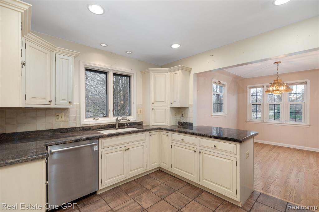 1488 Roslyn Road Grosse Pointe Woods, MI 48236 - Photo 9 of 40