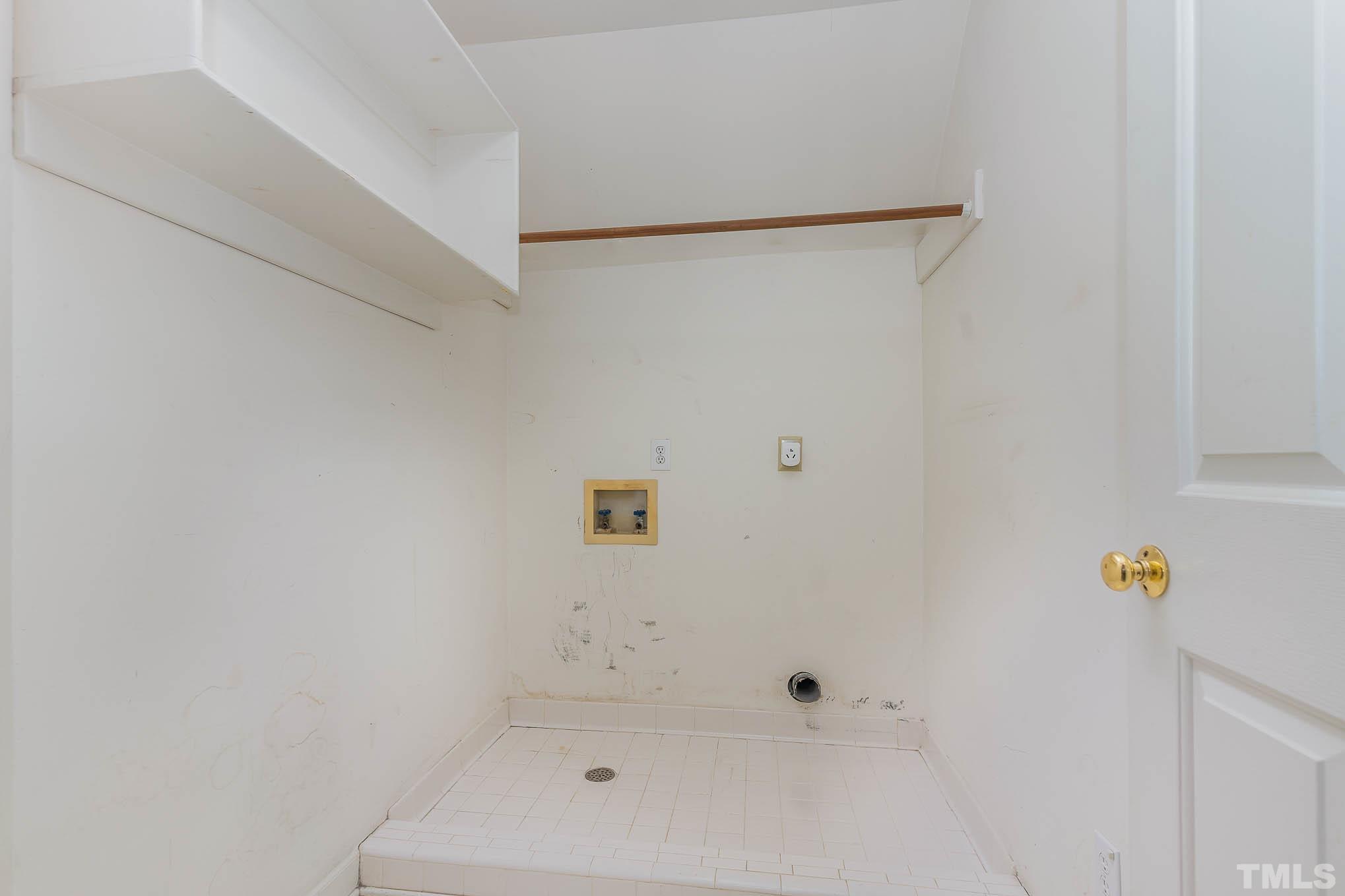 8121 Glenbrittle Way Raleigh, NC 27615 - Photo 22 of 35 a bathroom with a bathtub