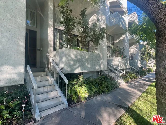 $990,000 | 8611 Burton Way, Unit 6, Los Angeles, CA 90048