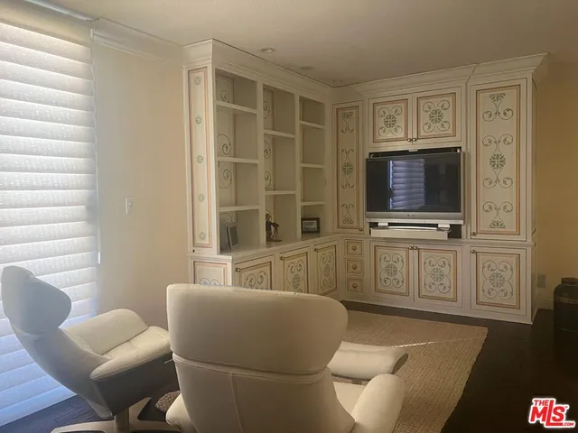 $990,000 | 8611 Burton Way, Unit 6, Los Angeles, CA 90048