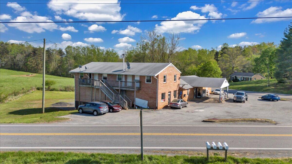 14189 Franklin Street Ferrum, VA 24088 - Photo 14 of 95 a view of a house with a yard and table