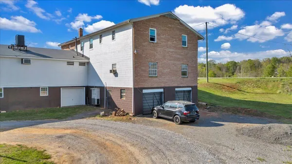 a view of a house with backyard and porch