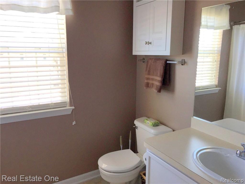 4061 Hampton Ridge Boulevard, Unit 24 Howell, MI 48843 - Photo 10 of 12 BATH ROOM.jpg