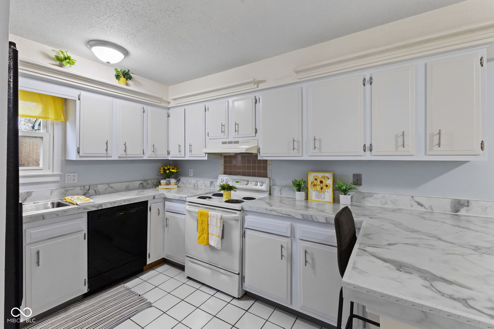 9458 Fordham Street Indianapolis, IN 46268 - Photo 4 of 28