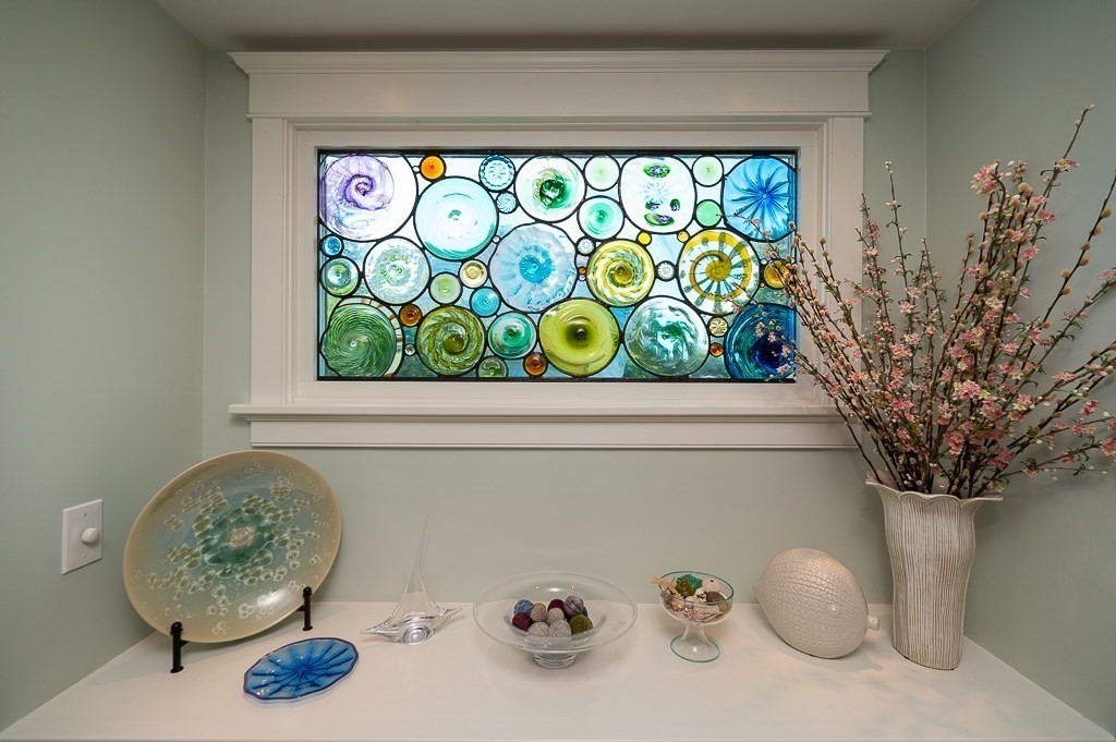 3 Grapevine Road Gloucester, MA 01930 - Photo 4 of 32 a room with a vase and flowers