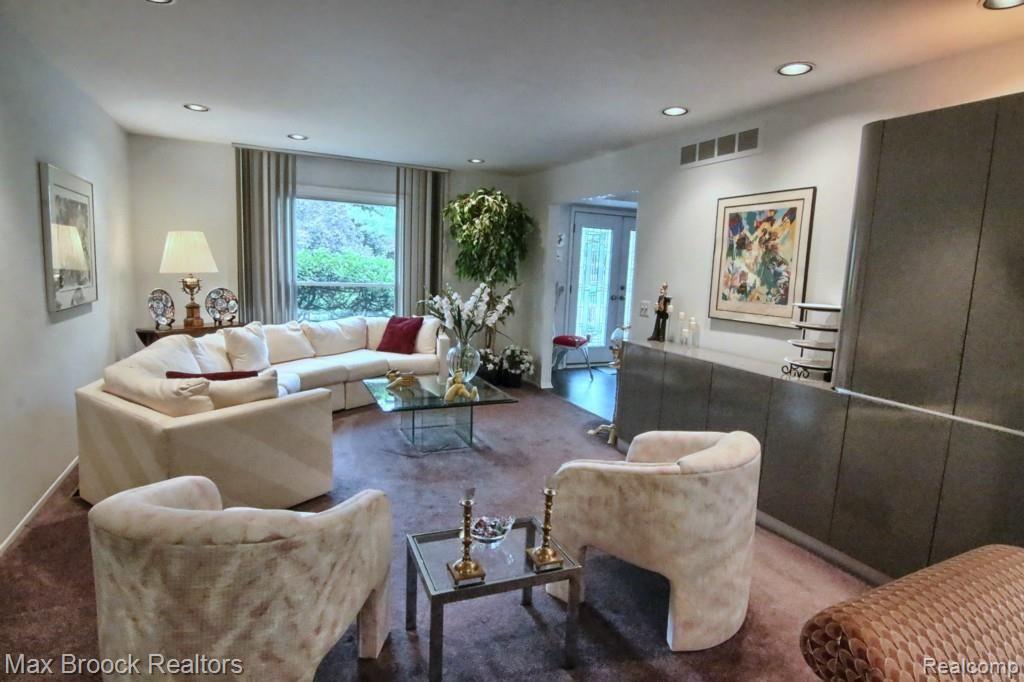 30030 High Valley Road Farmington Hills, MI 48331 - Photo 6 of 28