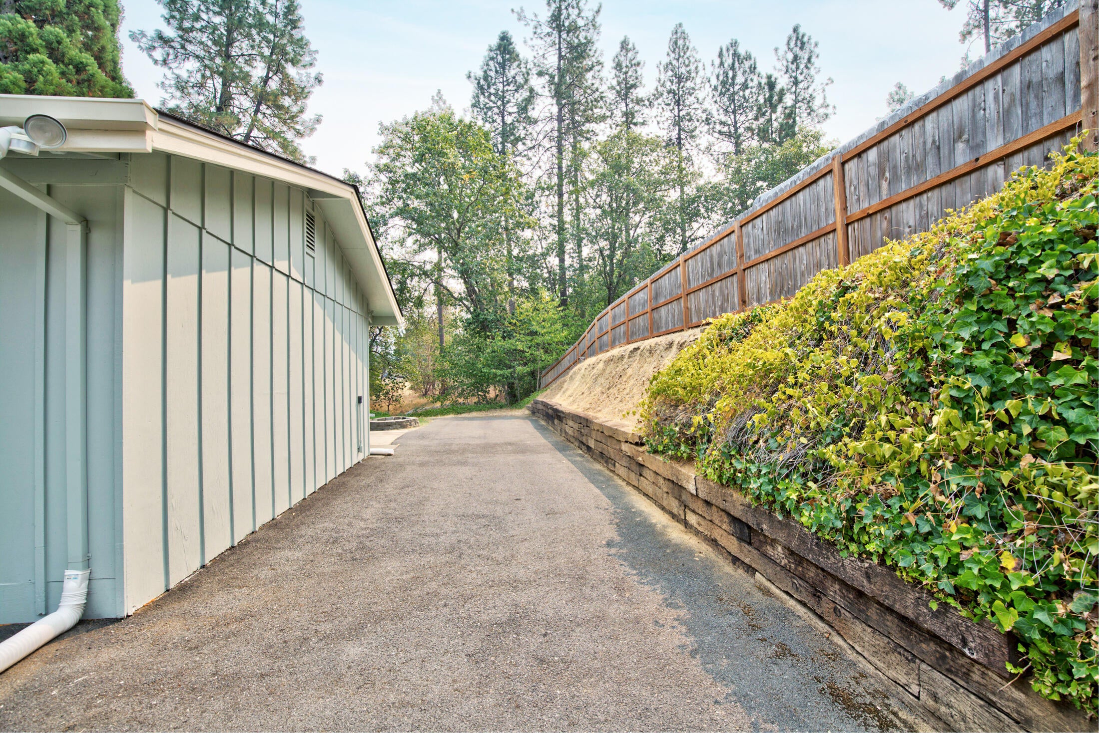 483 Crestview Loop Grants Pass, OR 97527 - Photo 4 of 25 125A1293_4_5_6_7_1