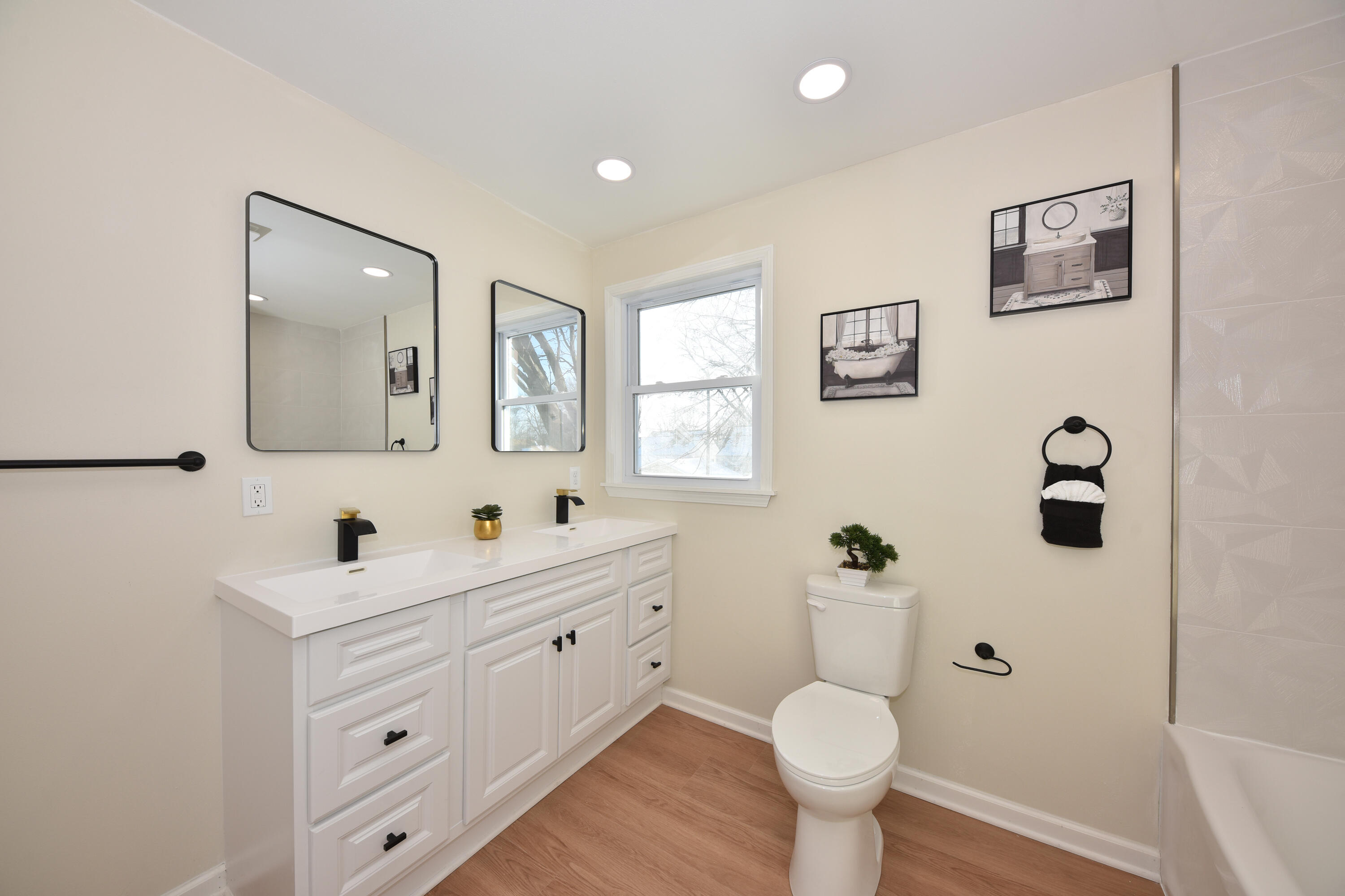 3165 North 87th Street Milwaukee, WI 53222 - Photo 22 of 35 Primary Bathroom