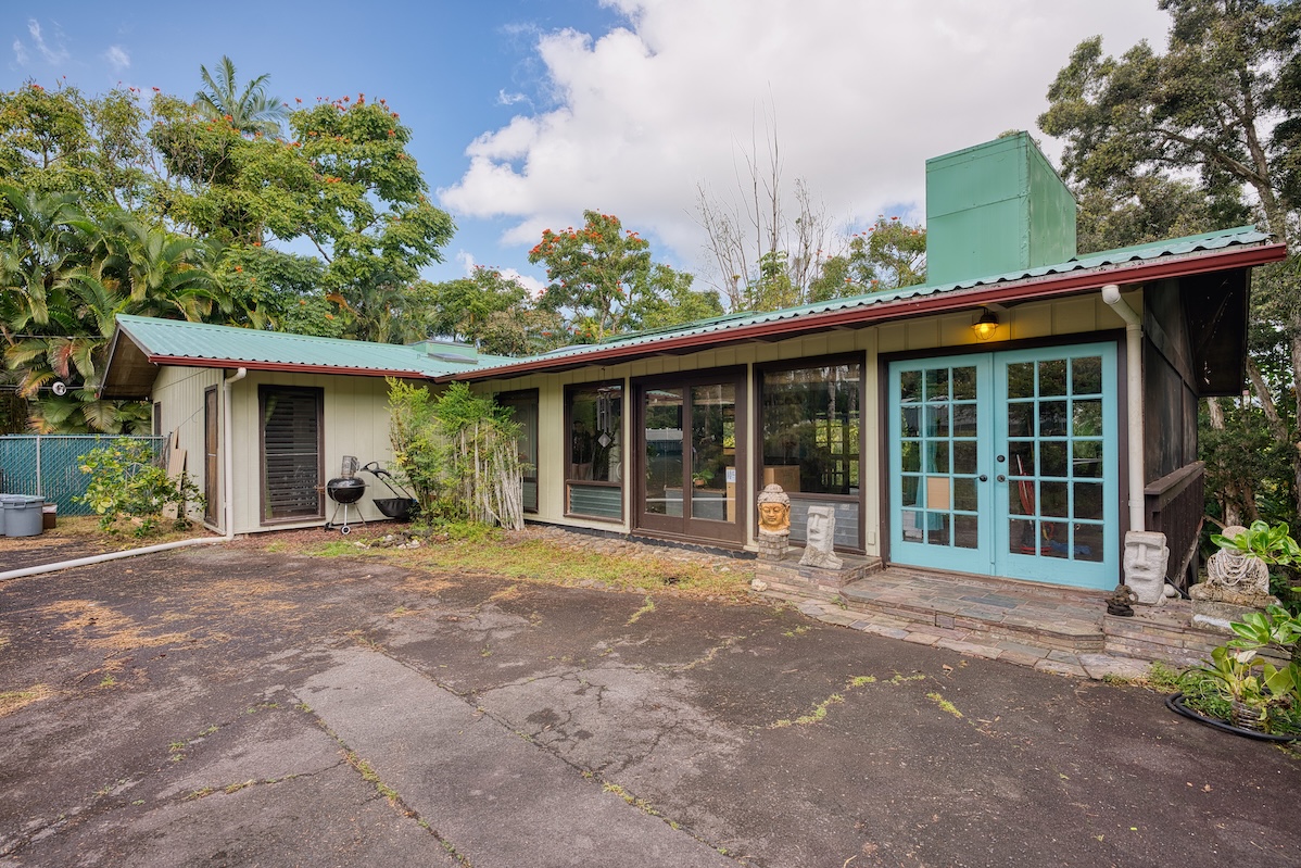 173 Opio Road Hilo, HI 96720 - Photo 14 of 27 a view of a house with backyard and garden