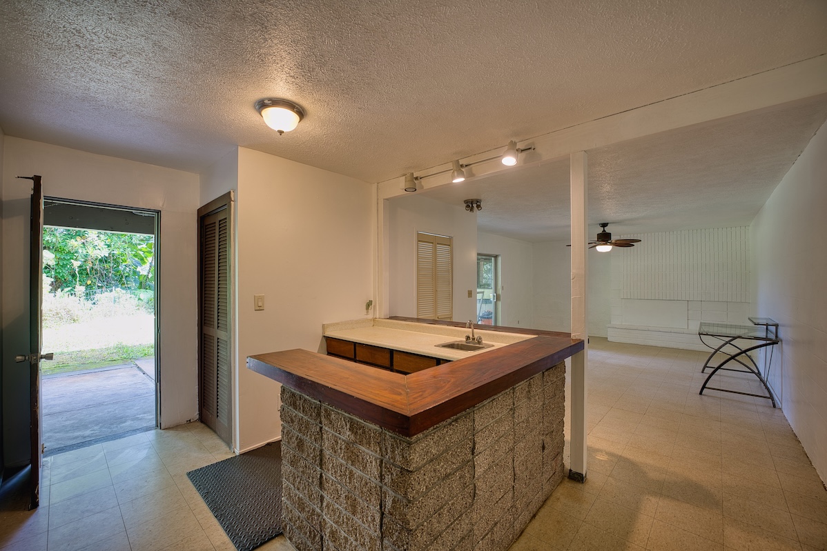 173 Opio Road Hilo, HI 96720 - Photo 23 of 27 a room with furniture and window