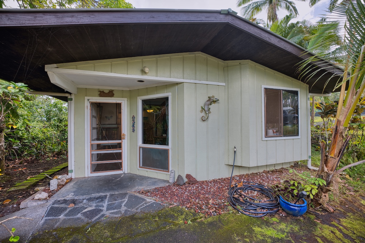 173 Opio Road Hilo, HI 96720 - Photo 3 of 27 a front view of a house with a yard