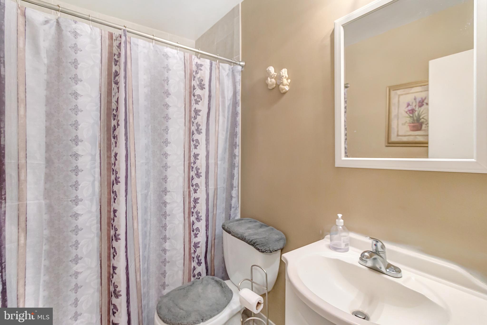 5206 Taft Road Temple Hills, MD 20748 - Photo 19 of 39 Hallway Full Bath on Main Level