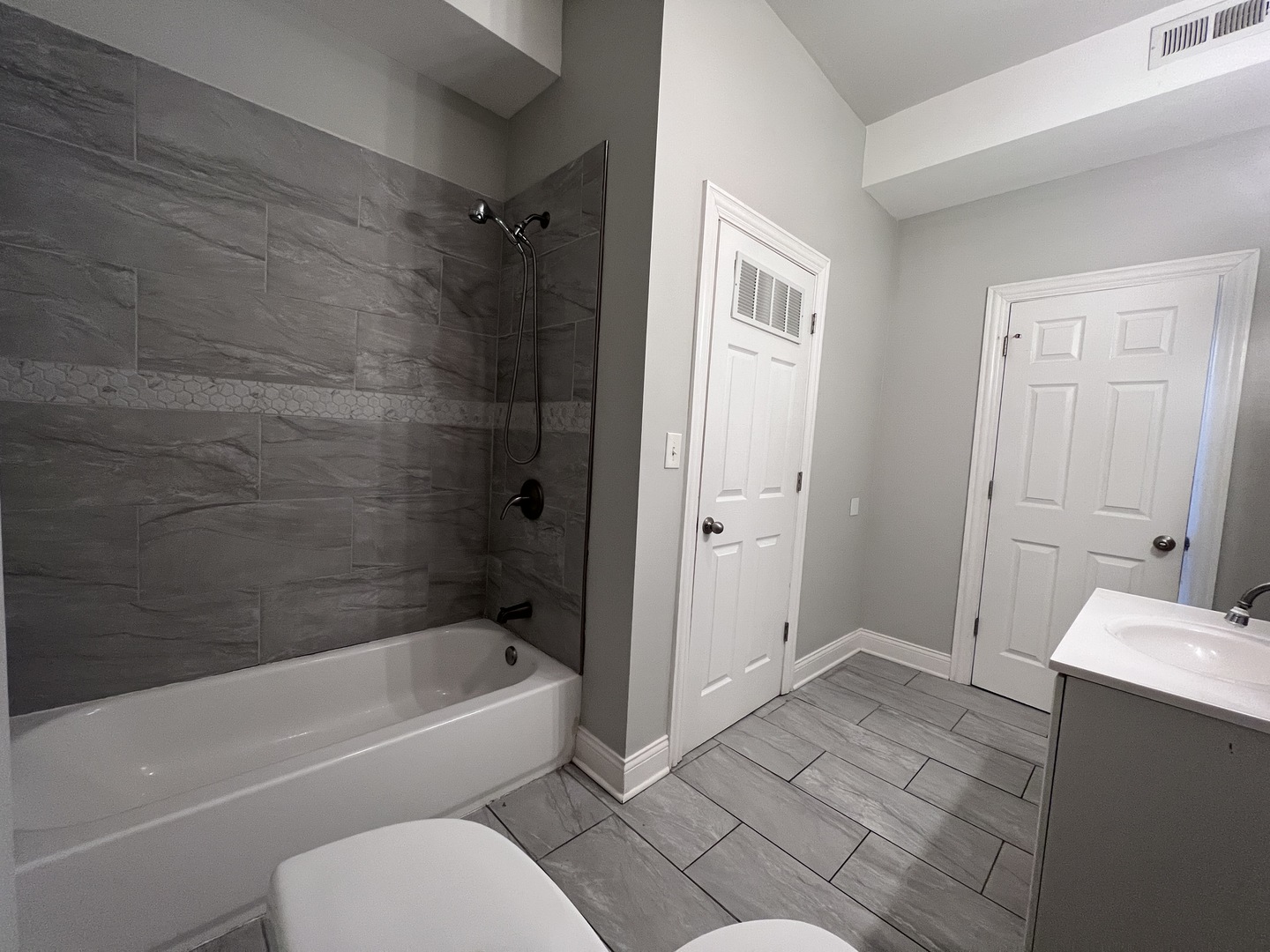 7057 South Normal Boulevard, Unit 2 Chicago, IL 60621 - Photo 33 of 46 a bathroom with a toilet and a bathtub