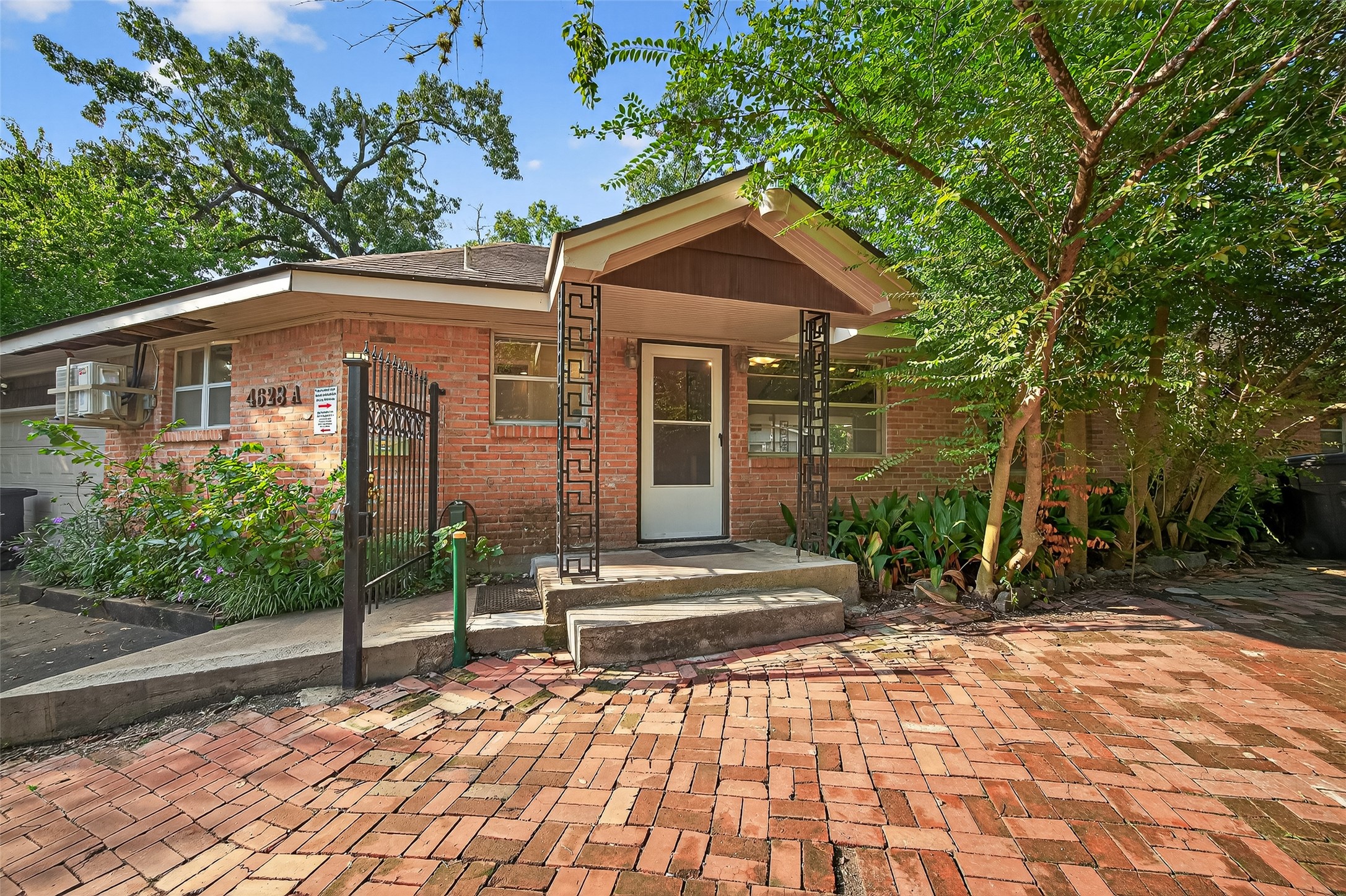 4628 Roseneath Drive, Unit A Houston, TX 77021 - Photo 14 of 21 View of the front door/porch and driveway