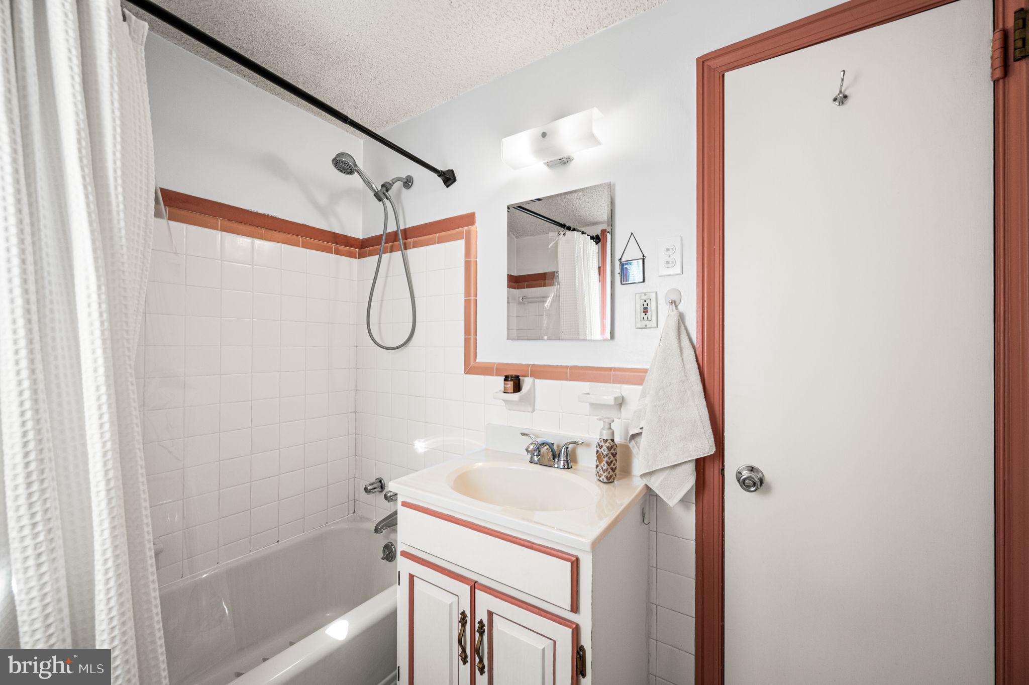 56 North Brookside Road Springfield, PA 19064 - Photo 28 of 32 Full hall bathroom
