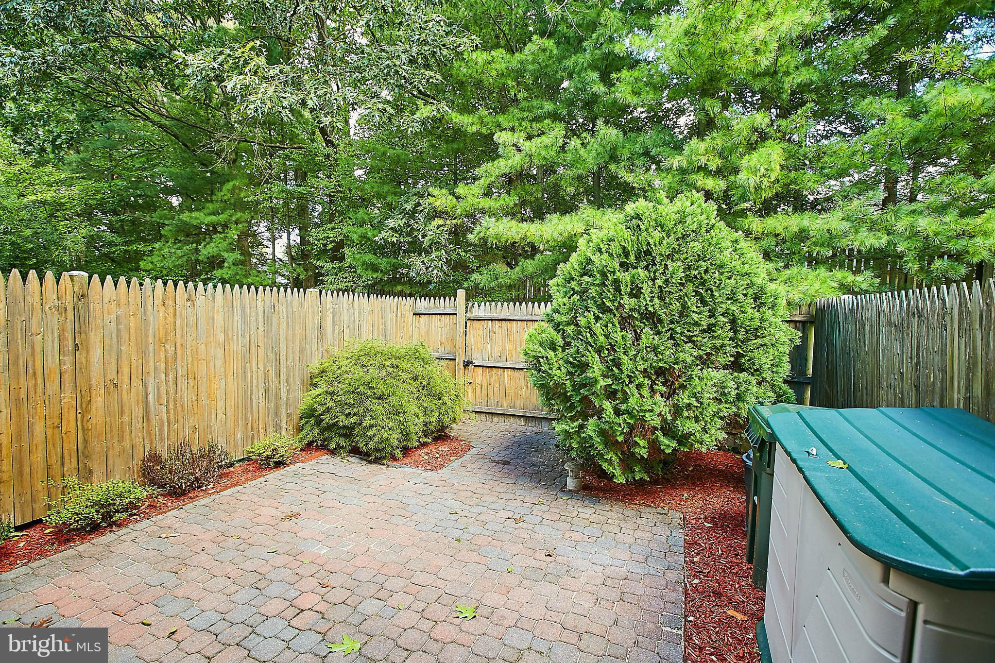 8567 Tyrolean Way Springfield, VA 22153 - Photo 28 of 29 a backyard of a house with lots of green space