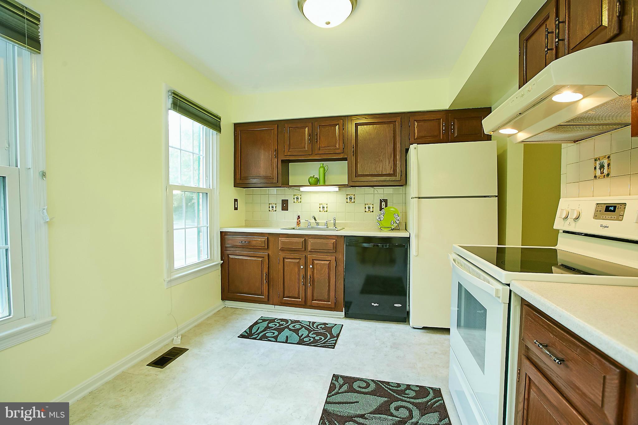 8567 Tyrolean Way Springfield, VA 22153 - Photo 4 of 29 a utility room with washer and dryer