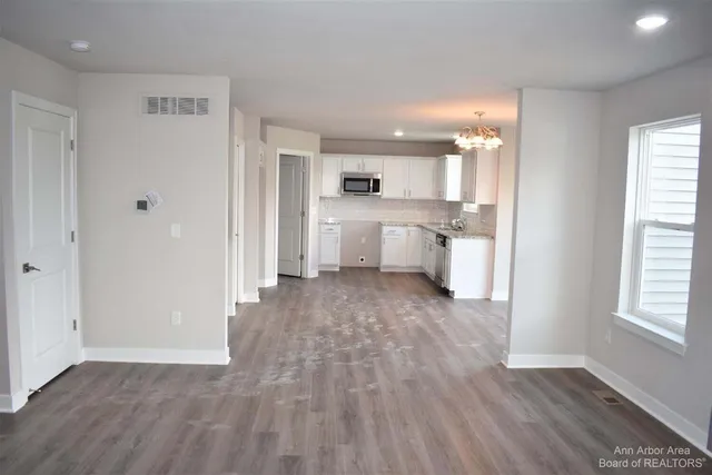 $344,900 | 725 Jefferson Lane, Milan, MI 48160