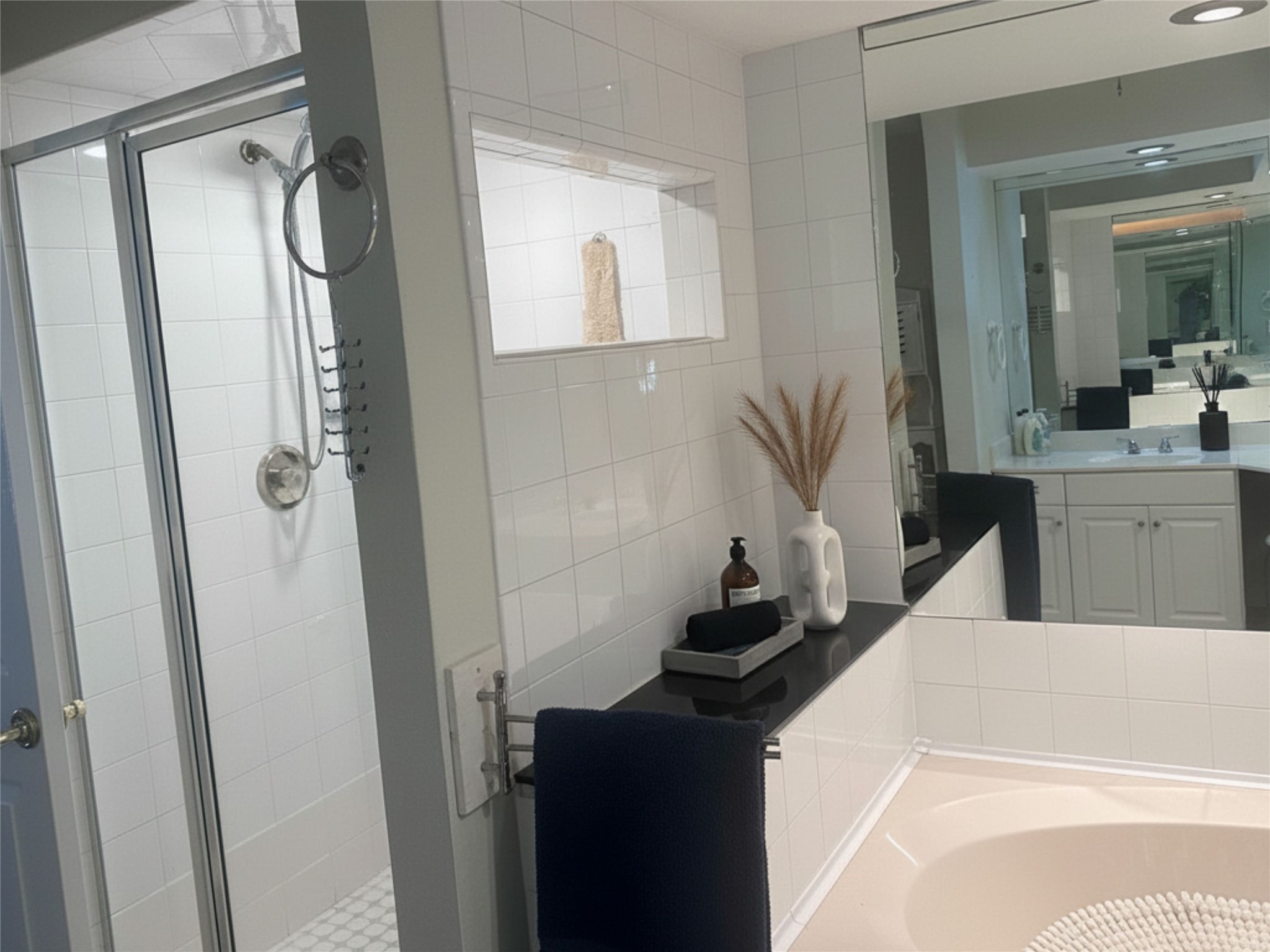 7347 Regency Square Court, Unit 7347 Houston, TX 77036 - Photo 5 of 12 a bathroom with a bathtub and a mirror