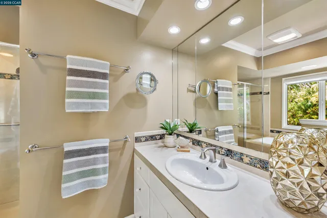 $2,500,000 | 23 El Verano, Orinda, CA 94563