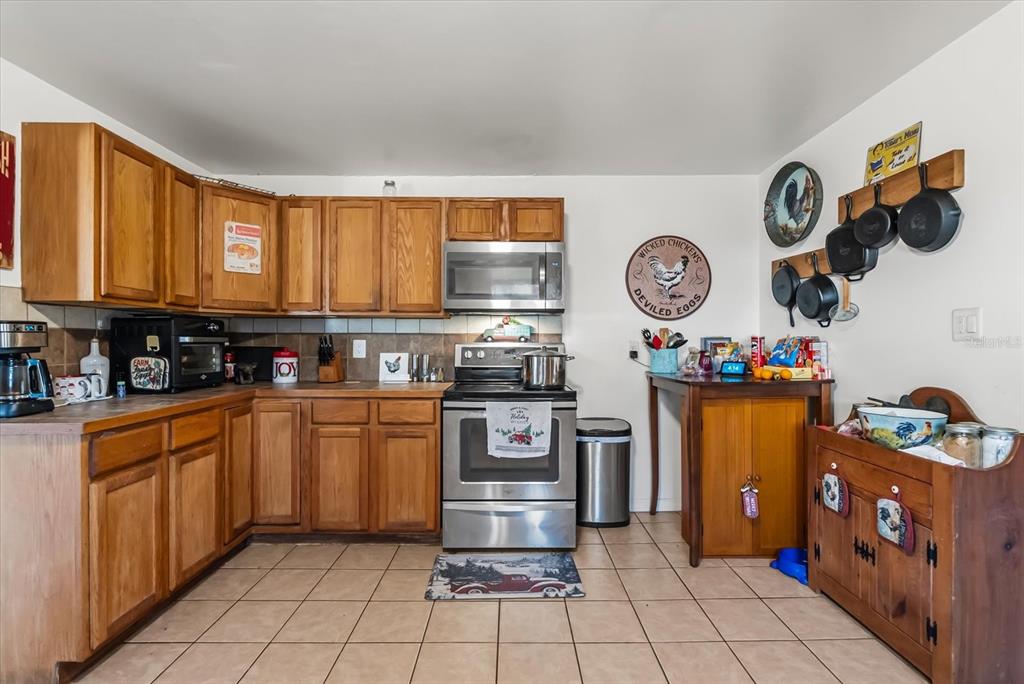 418 Glenn Road Orlando, FL 32833 - Photo 17 of 27 a kitchen with stainless steel appliances granite countertop a refrigerator and a stove top oven