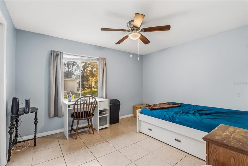 418 Glenn Road Orlando, FL 32833 - Photo 10 of 27 a living room with furniture and a window