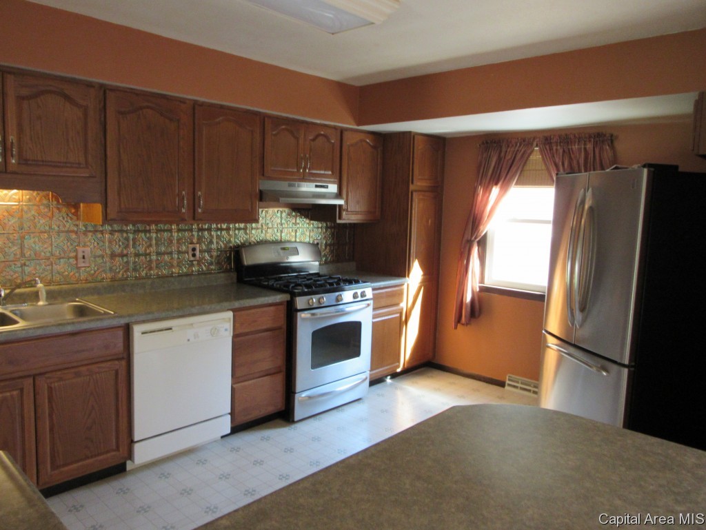 4 Rainbow Road Springfield, IL 62712 - Photo 3 of 17