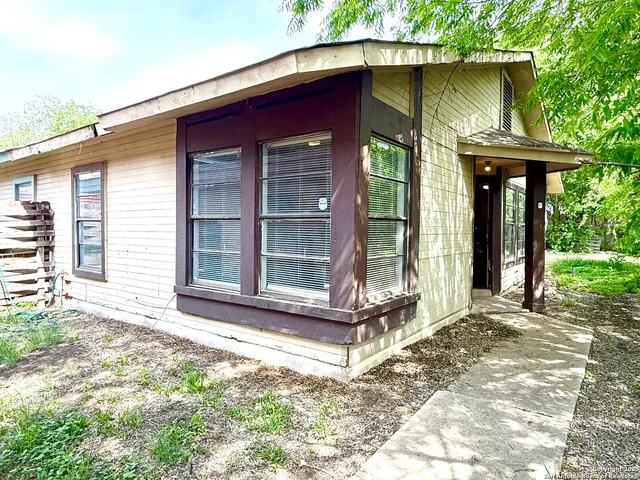 $849 | 6921 Belforest, San Antonio, TX 78239